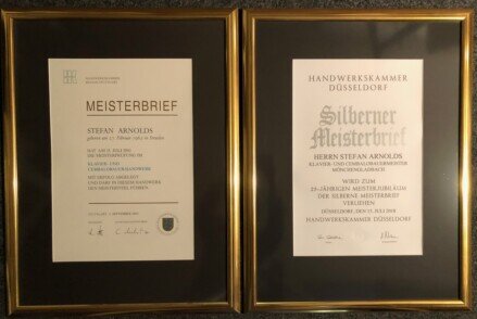 Meisterbriefe Klavierbau Super, Herr Arnolds!